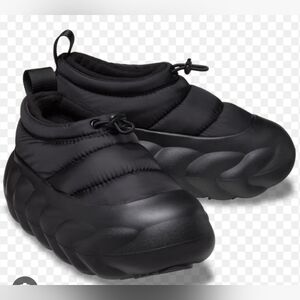 SIZE 7 CROCS OVERPUFF SHORTY BOTIE SLIPPER